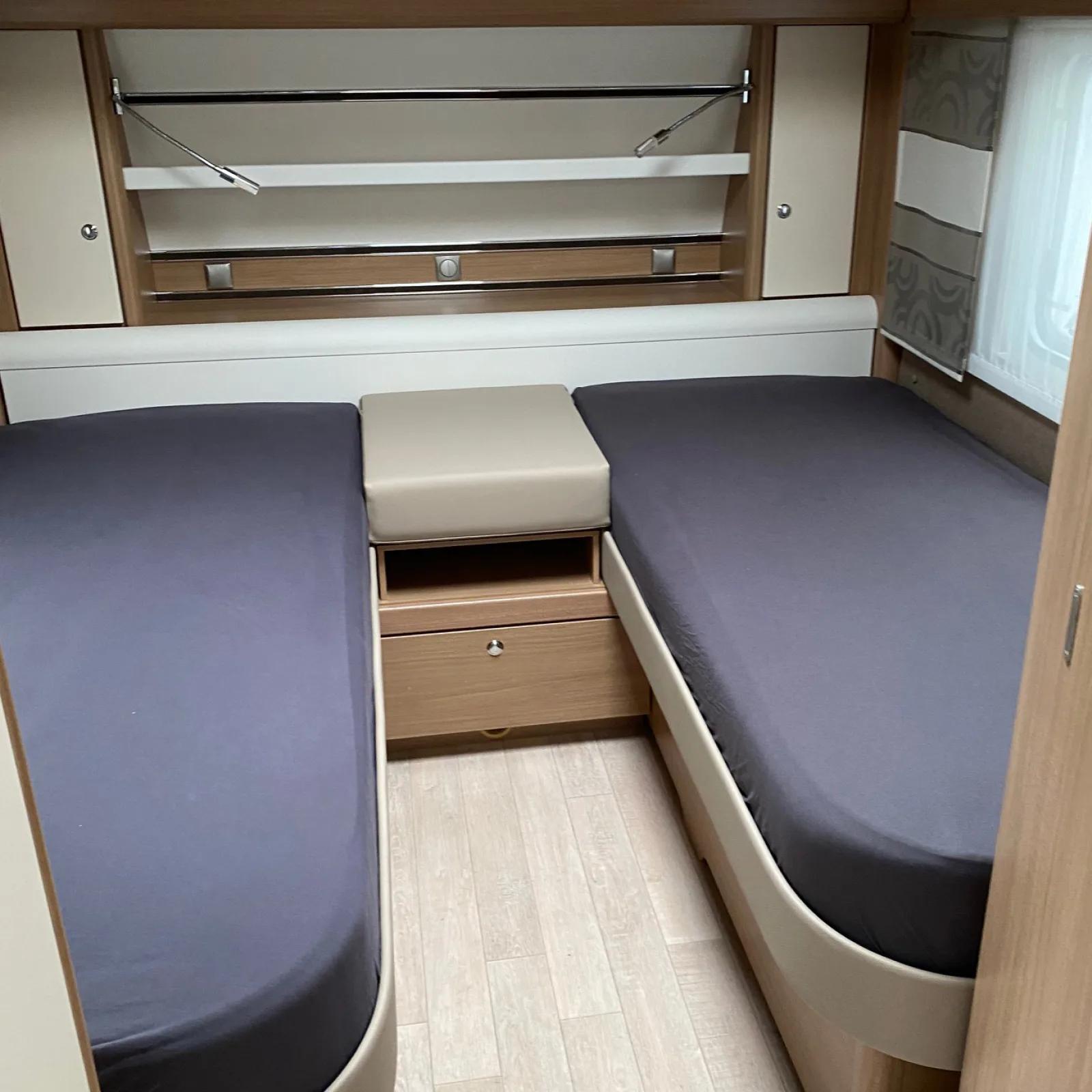 2023_DEX_Enkele bedden_sfeer caravan-jersey-antraciet