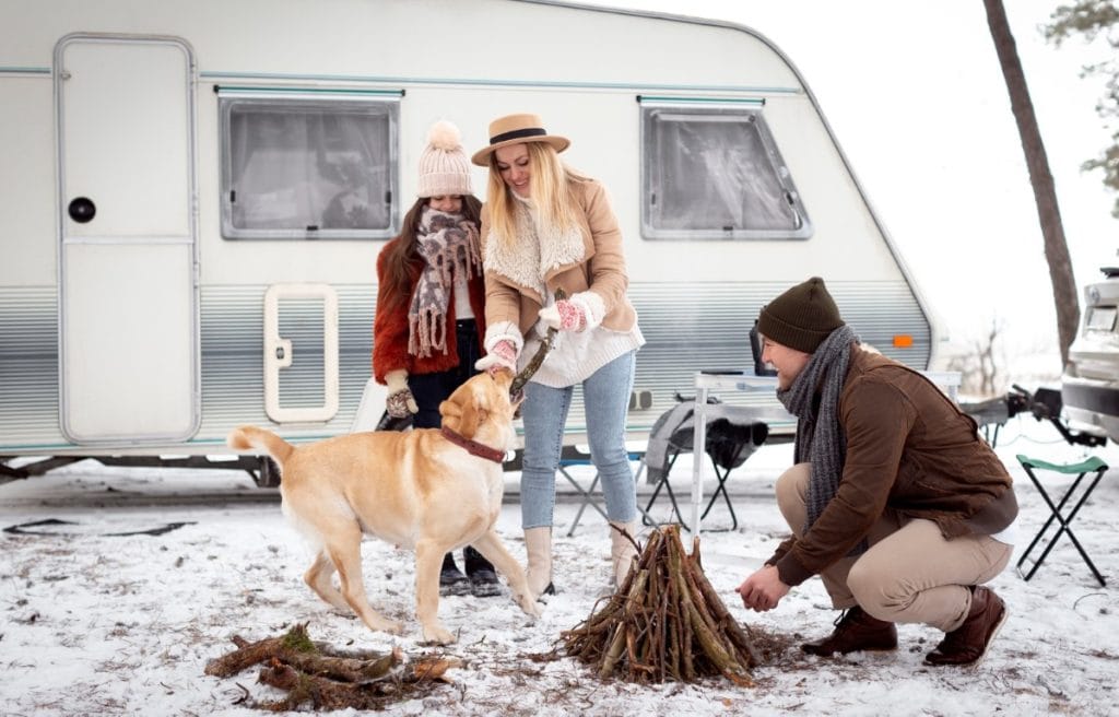 Winterkamperen met Camper of Caravan: Tips voor een Comfortabele Avontuur