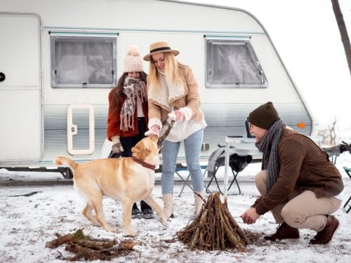 Winterkamperen met Camper of Caravan: Tips voor een Comfortabele Avontuur